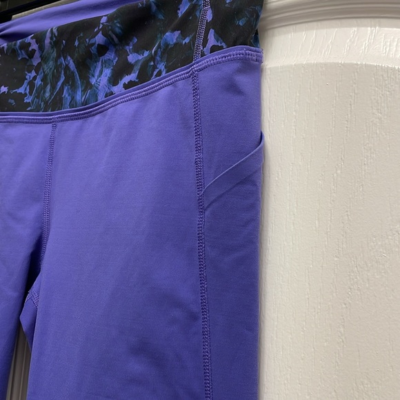 Near perfect condition Lululemon mid-calf workout leggings - Picture 5 of 6